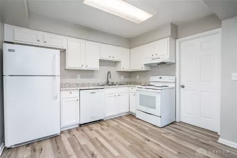 Kitchen - 45 Edgebrooke Dr, Springboro, OH 45066 photo 3 of 3
