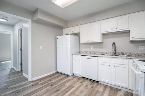 Kitchen - 45 Edgebrooke Dr, Springboro, OH 45066 photo 2 of 3