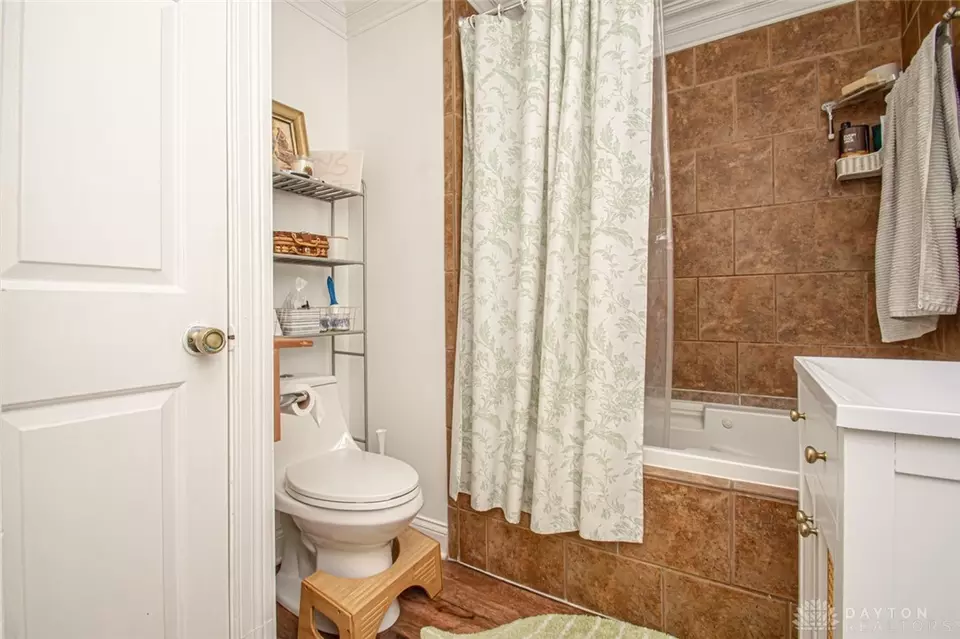 Bath - 266 Park End Dr, Dayton, OH 45415 photo 1 of 1
