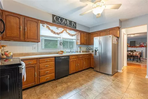 Kitchen - 2715 Rockford Dr, Springfield, OH 45503 photo 2 of 3