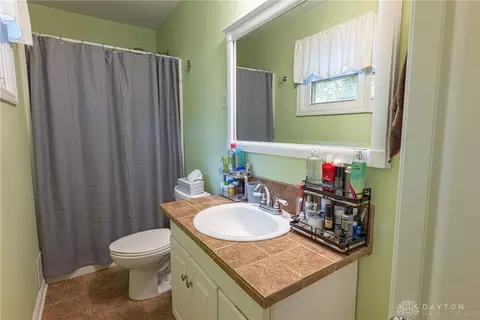 Bath - 2715 Rockford Dr, Springfield, OH 45503 photo 2 of 3