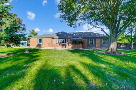 5725 Bradley Dr, Tipp City, OH 45371