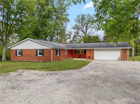 5005 Eastland Dr, New Carlisle, OH 45344