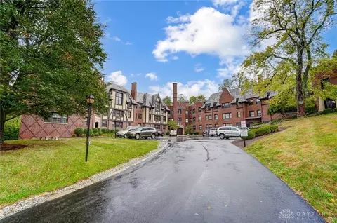 1211 Far Hills Ave #204, Oakwood, OH 45419