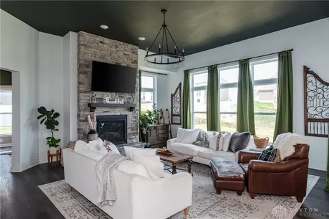Living - 5849 Spinney Ct, Springboro, OH 45066 photo 1 of 7