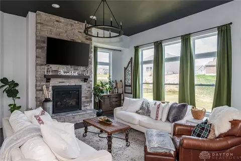 Living - 5849 Spinney Ct, Springboro, OH 45066 photo 2 of 7