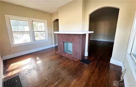Living - 150 N Kensington Pl, Springfield, OH 45504 photo 4 of 7