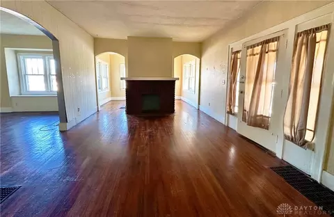 Living - 150 N Kensington Pl, Springfield, OH 45504 photo 2 of 7