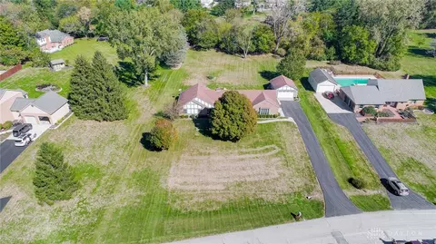 660 Aberfelda Dr, Springfield, OH 45504 photo 2