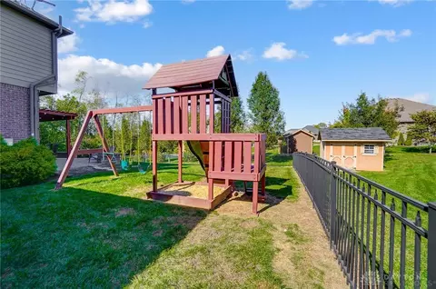 Exterior - 270 Diamond Dr, Centerville, OH 45458 photo 6 of 12