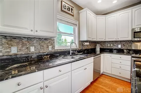 Kitchen - 270 Diamond Dr, Centerville, OH 45458 photo 4 of 8