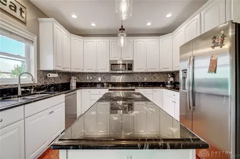 Kitchen - 270 Diamond Dr, Centerville, OH 45458 photo 3 of 8