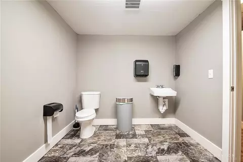 Bath - 1701 Lexington Ave, Springfield, OH 45505 photo 2 of 3