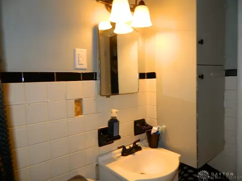 Bath - 1312 Malden Ave, Springfield, OH 45504 photo 2 of 2