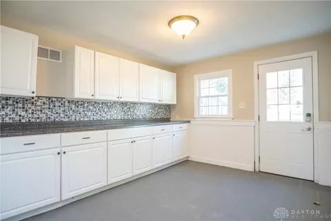 Entry Way - 325 E Ruth St, Sidney, OH 45365 photo 2 of 3