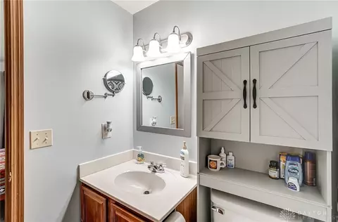 Bath - 1722 Elaina Dr, Springfield, OH 45503 photo 2 of 4