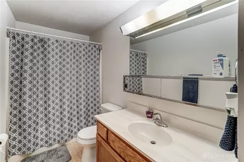 Bath - 1722 Elaina Dr, Springfield, OH 45503 photo 3 of 4