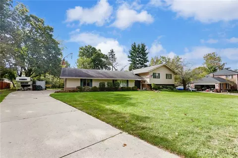 106 Forestview Dr, Washington Township, OH 45459