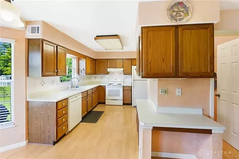 Kitchen - 4825 Peacock Rd, Springfield, OH 45502 photo 2 of 4
