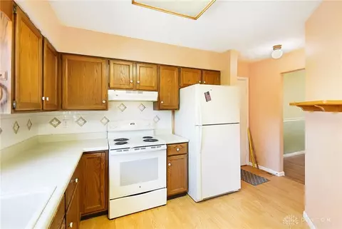 Kitchen - 4825 Peacock Rd, Springfield, OH 45502 photo 3 of 4