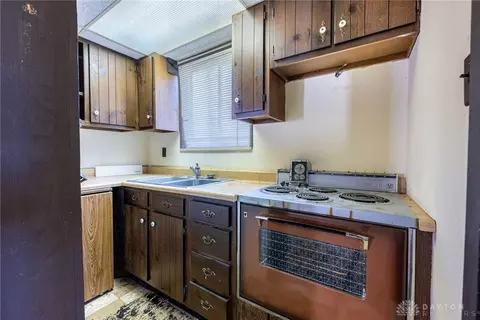 Kitchen - 675 E State Route 73, Springboro, OH 45066 photo 3 of 4