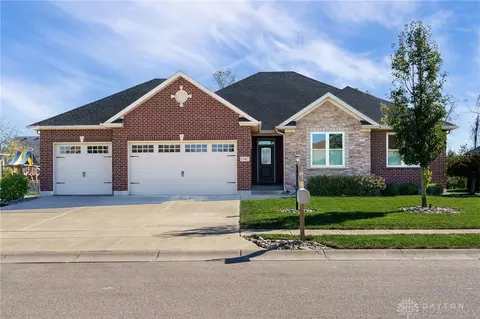 346 Crown Point Dr, Centerville, OH 45458