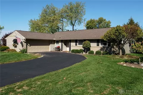 245 Gershwin Dr, Centerville, OH 45458