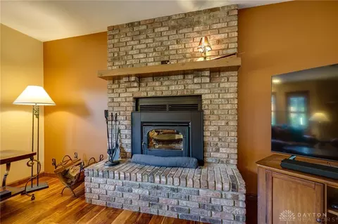 Living - 3405 Kenerly St, Springfield, OH 45502 photo 7 of 7
