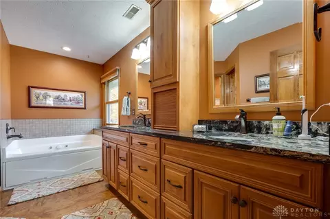 Bath - 3405 Kenerly St, Springfield, OH 45502 photo 2 of 4