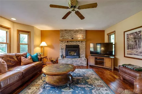 Living - 3405 Kenerly St, Springfield, OH 45502 photo 2 of 7