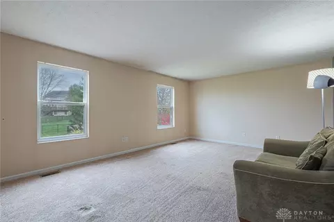 Living - 60 Keevers Pt, Springboro, OH 45066 photo 7 of 10