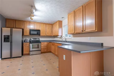 Kitchen - 60 Keevers Pt, Springboro, OH 45066 photo 4 of 5