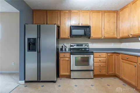 Kitchen - 60 Keevers Pt, Springboro, OH 45066 photo 3 of 5