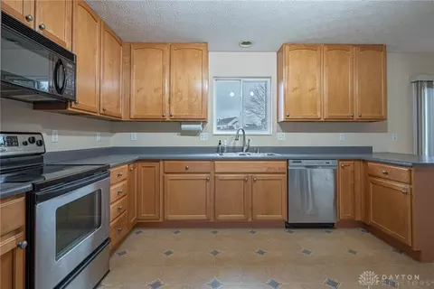 Kitchen - 60 Keevers Pt, Springboro, OH 45066 photo 2 of 5