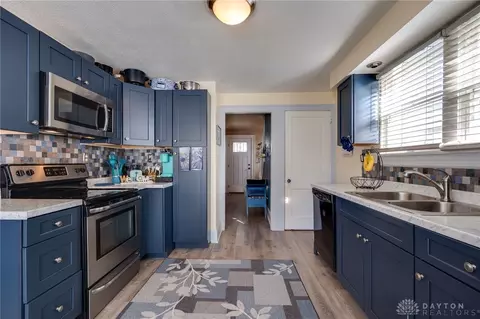 Kitchen - 405 E Mccreight Ave, Springfield, OH 45503 photo 4 of 7