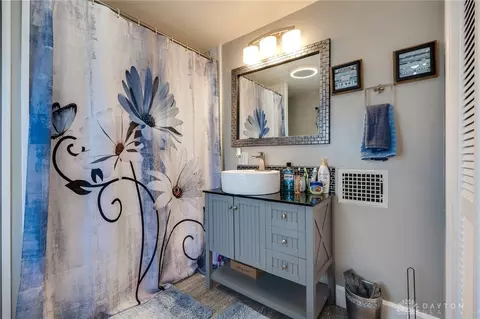 Bath - 405 E Mccreight Ave, Springfield, OH 45503 photo 1 of 1