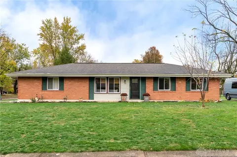 95 Shady Oak Dr, Bellbrook, OH 45305