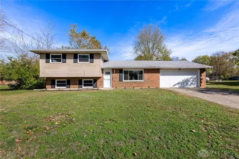 5744 Lake Circle Dr, Fairfield, OH 45014