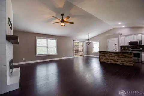 Living - 270 Stanton Dr, Springboro, OH 45066 photo 2 of 5