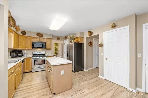 Kitchen - 553 Hamblin Dr, Cincinnati, OH 45255 photo 3 of 4