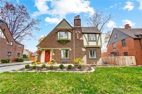 153 Spirea Dr, Oakwood, OH 45419