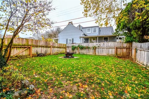 Exterior - 1401 Abingdon Rd, Kettering, OH 45409 photo 4 of 5