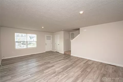 Living - 190 Chesapeake Cir, Springfield, OH 45505 photo 3 of 4
