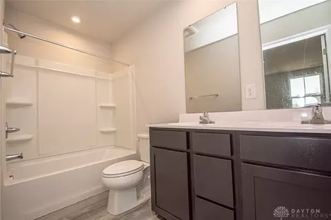 Bath - 190 Chesapeake Cir, Springfield, OH 45505 photo 2 of 3
