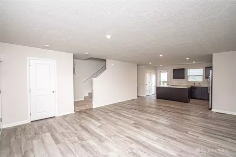 Living - 190 Chesapeake Cir, Springfield, OH 45505 photo 2 of 4
