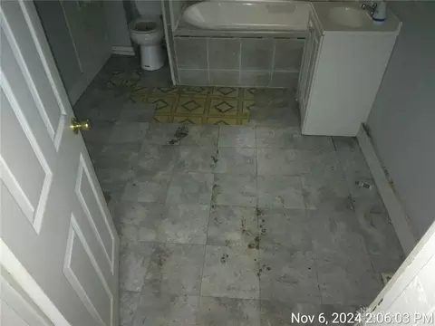 Bath - 1811 Hillside Ave, Springfield, OH 45503 photo 1 of 2