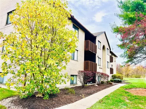 9586 Woodland Hills Dr, West Chester, OH 45011