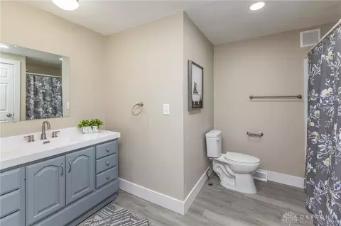 Bath - 2841 Oxford Dr, Springfield, OH 45506 photo 3 of 3