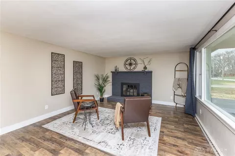 Living - 2841 Oxford Dr, Springfield, OH 45506 photo 2 of 3