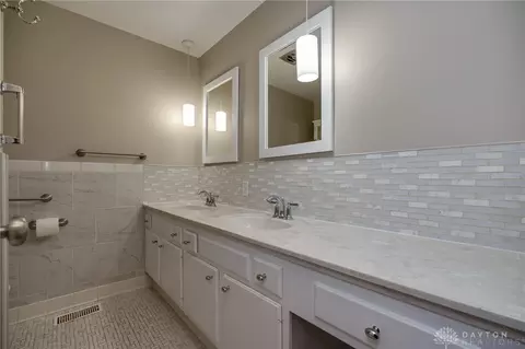 Bath - 2309 Pondview Dr, Kettering, OH 45440 photo 2 of 6